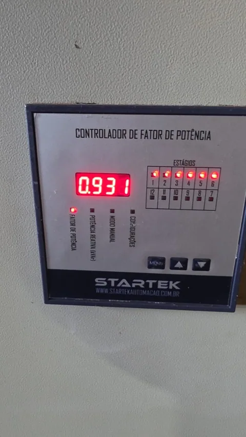 Controlador de fator de potência com mostrador digital em quadro elétrico