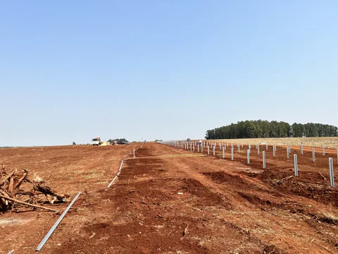 Terreno com fileiras de bases e estruturas em implantação